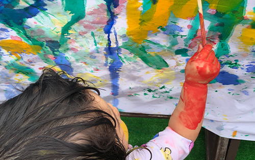 稲刈りを体験する子ども